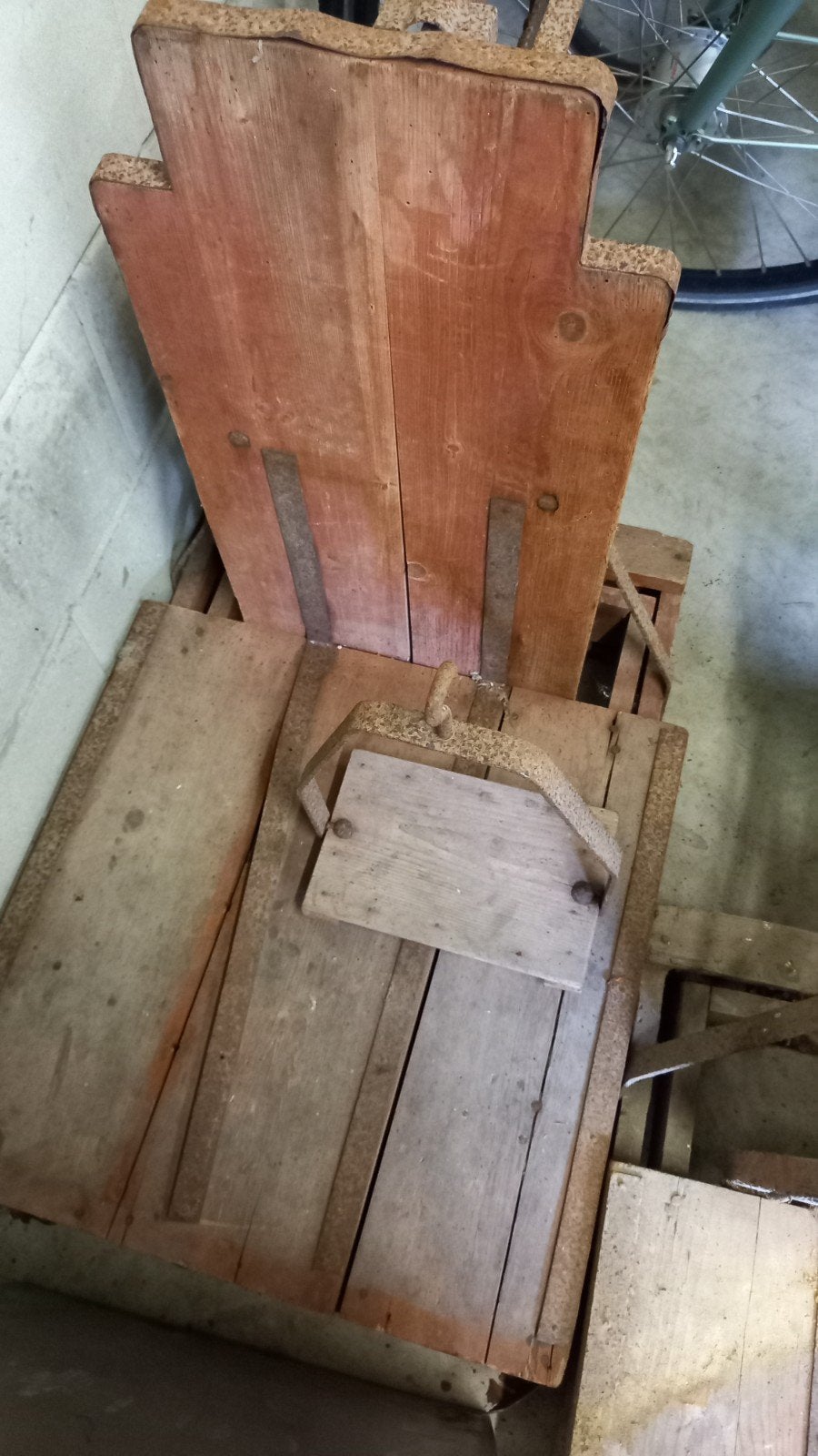 Antieke weegschaal met houten onderdelen, Ophalen