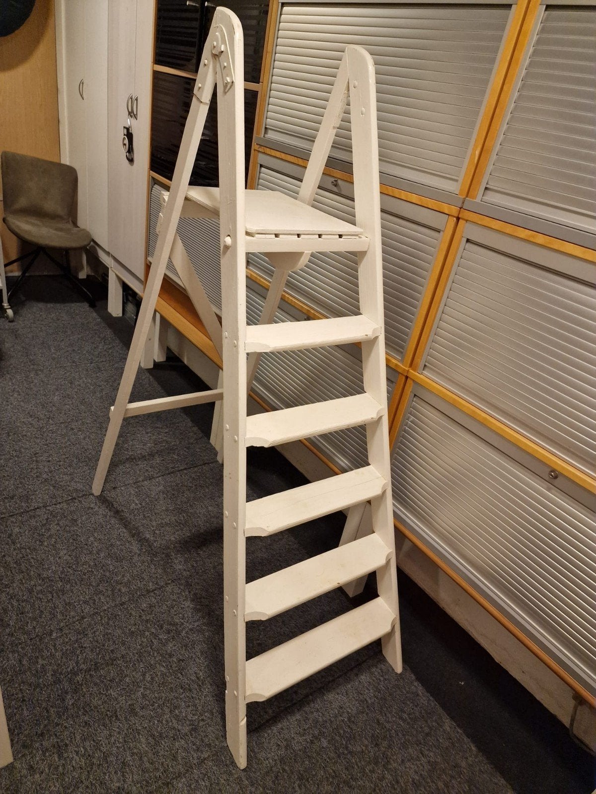 Vintage trapje wit, Doe-het-zelf en Verbouw, Ladders en Trappen, Ophalen, Gebruikt, Minder dan 2 meter