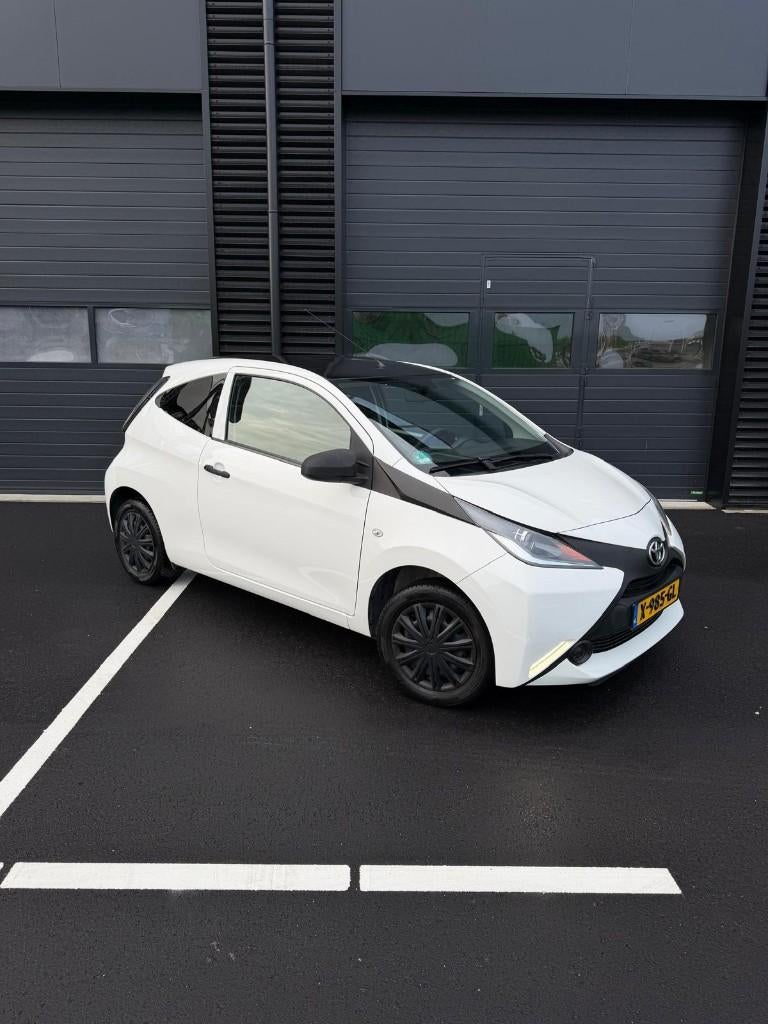 Toyota Aygo 1.0 12V Vvt-i 3DRS 2015 Wit, Auto's, Voorwielaandrijving, Stof, Zwart, 4 stoelen
