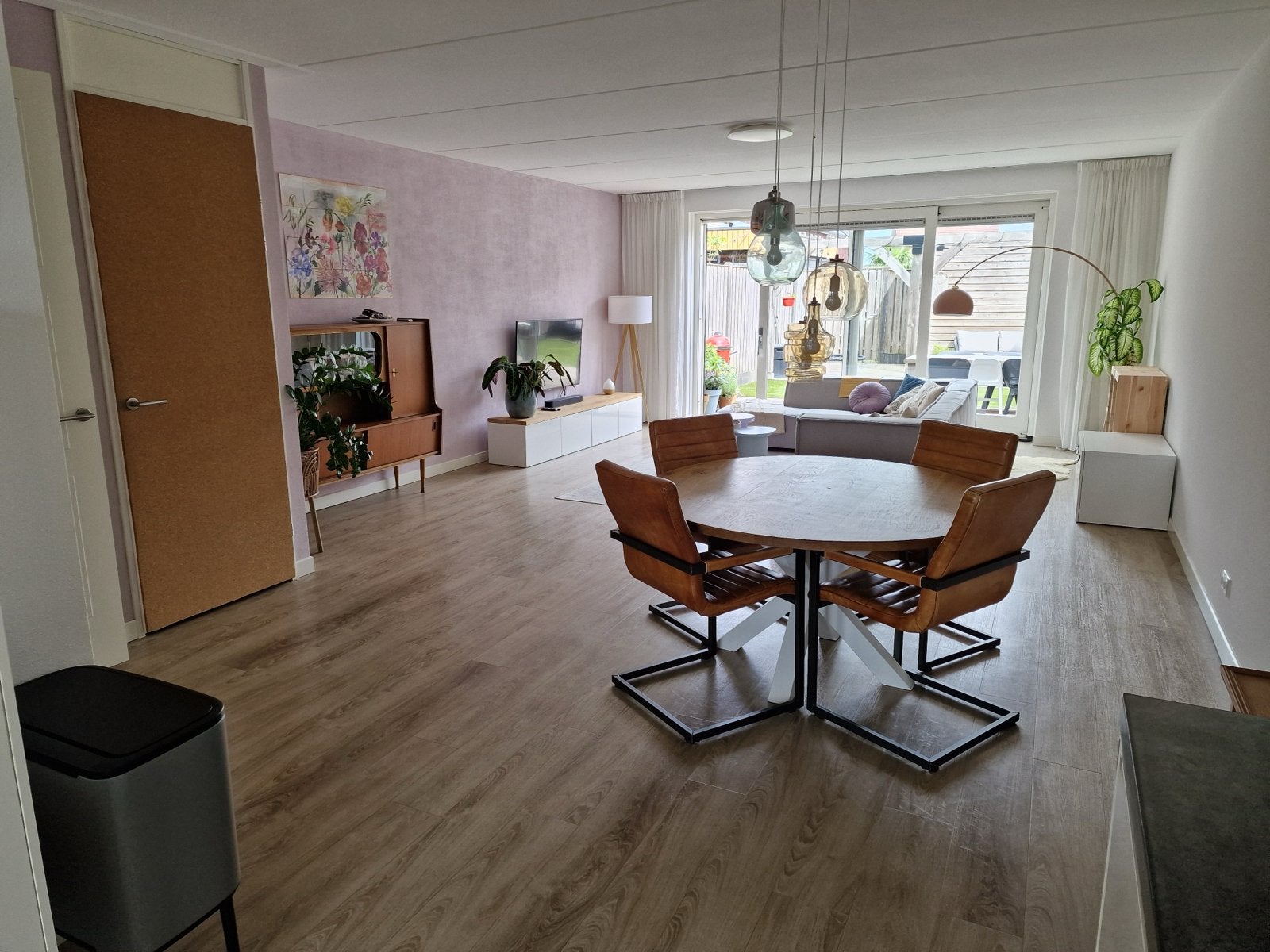 Ronde eettafel van eikenhout met witte spinpoot, Huis en Inrichting, Ophalen, Gebruikt, 100 tot 150 cm, Vier personen