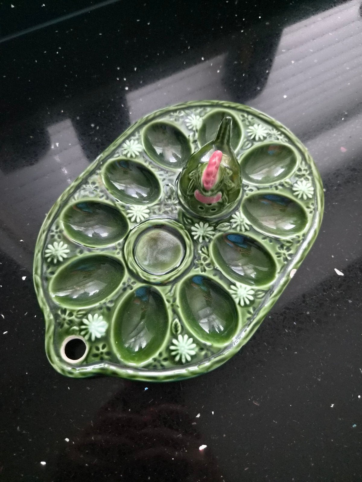 Leuke eierschaal met chip en ontbrekend kipje, Antiek en Kunst, Ophalen of Verzenden