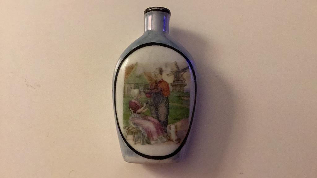 Antiek poseleinen parfumflesje met een Hollands tafereeltje, Ophalen of Verzenden, Gebruikt, Parfumfles