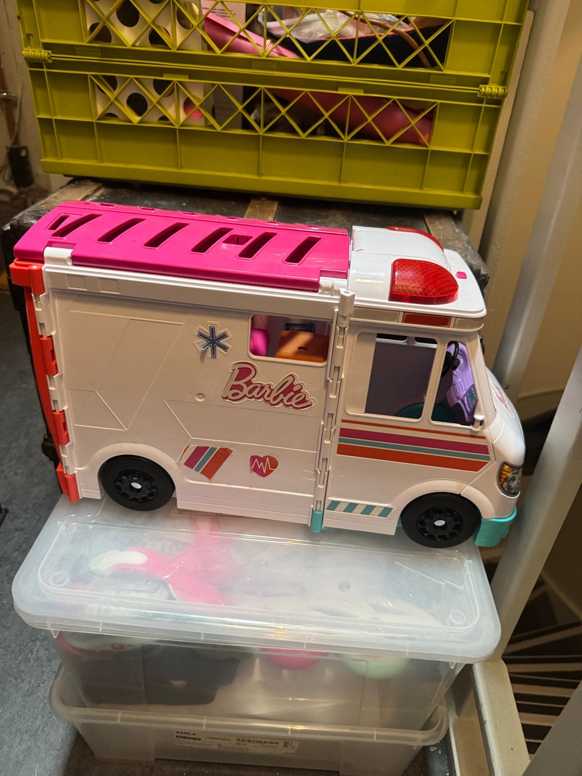 E10,-! Barbie ambulance met sirene en uitklapbare speelset, Ophalen, Gebruikt