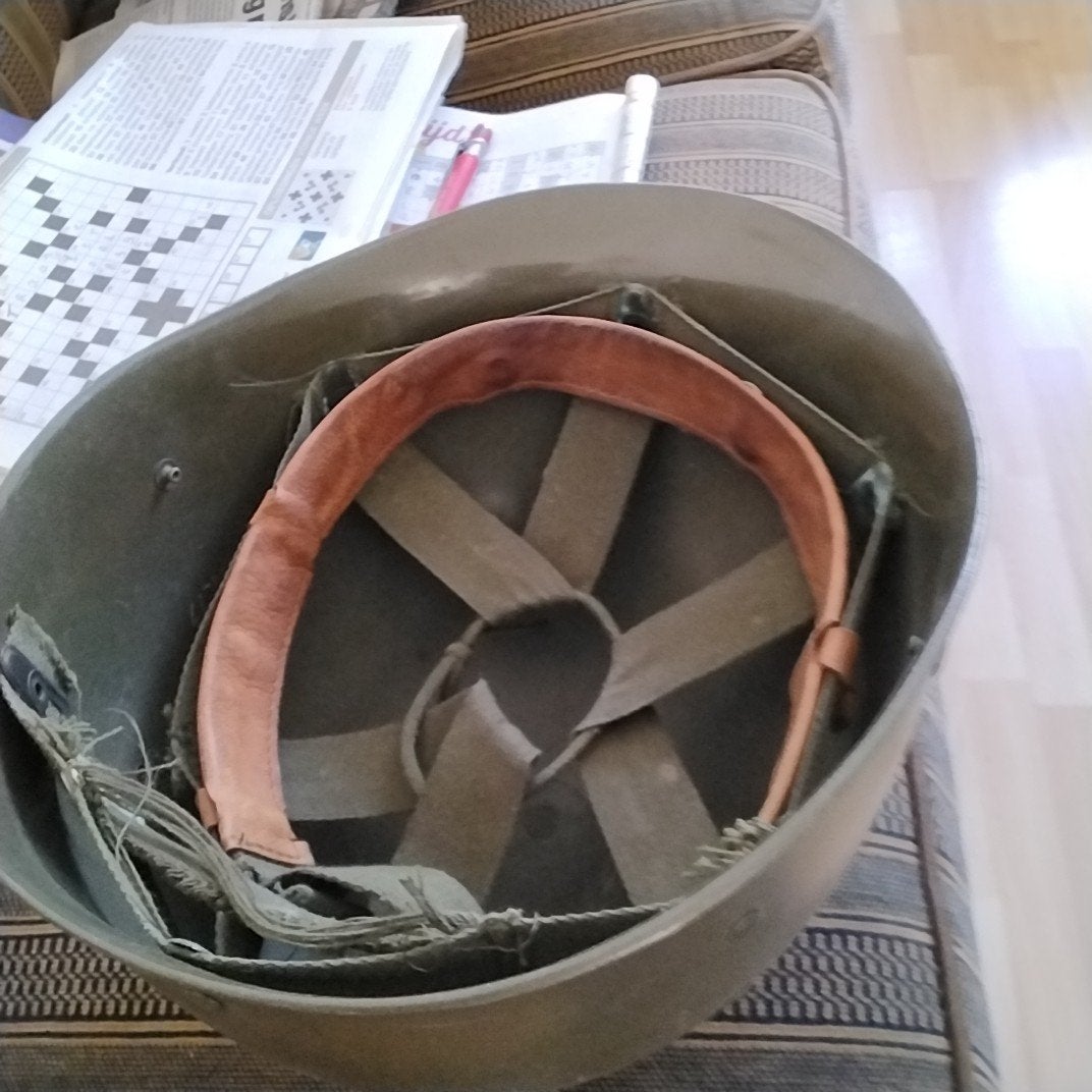 Gebruikte militaire helm - Vintage collectie, Verzamelen, Militaria | Algemeen, Ophalen of Verzenden