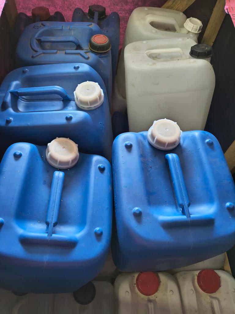 Diverse jerrycans, 10L en 20L, blauw en wit, Ophalen, Gebruikt