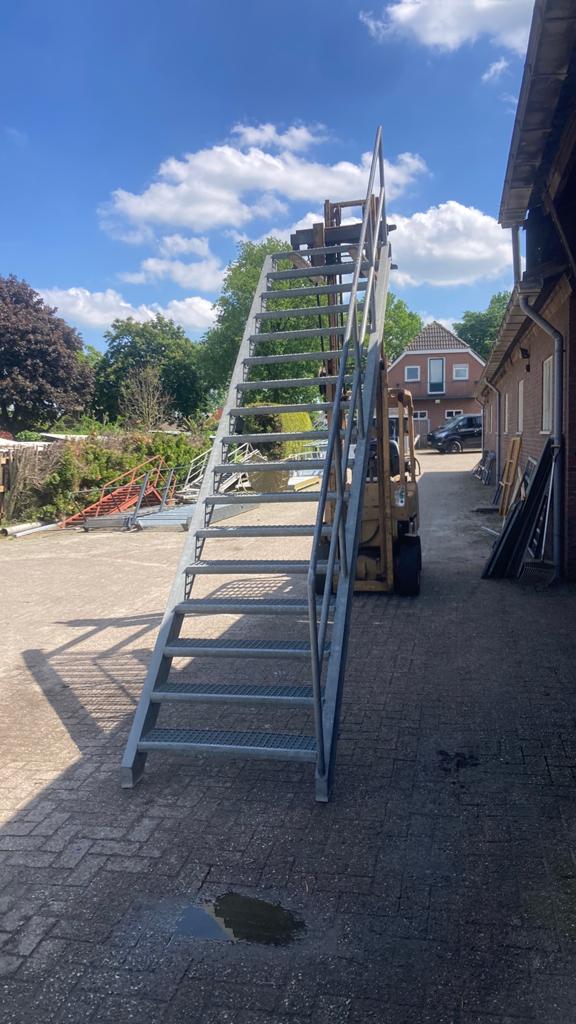 Stalen trap, Ophalen, Zo goed als nieuw, 2 tot 4 meter