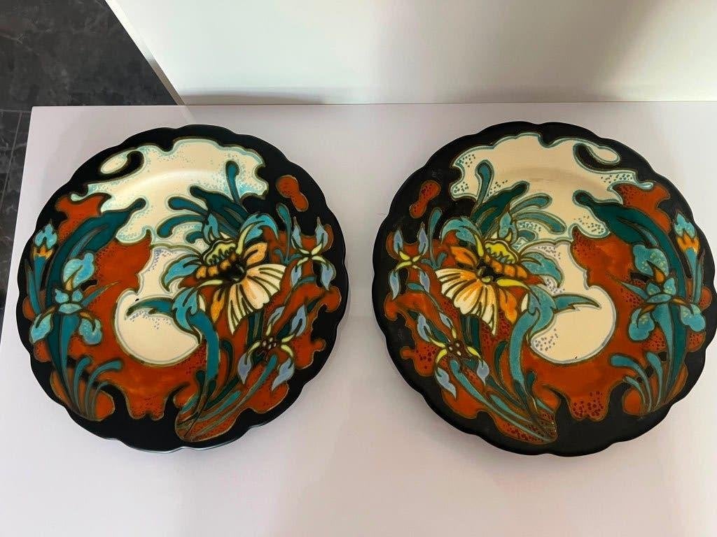 2 Gouds Plateel sierborden - Handgeschilderd (DK Korf, 1980), Antiek en Kunst, Ophalen of Verzenden