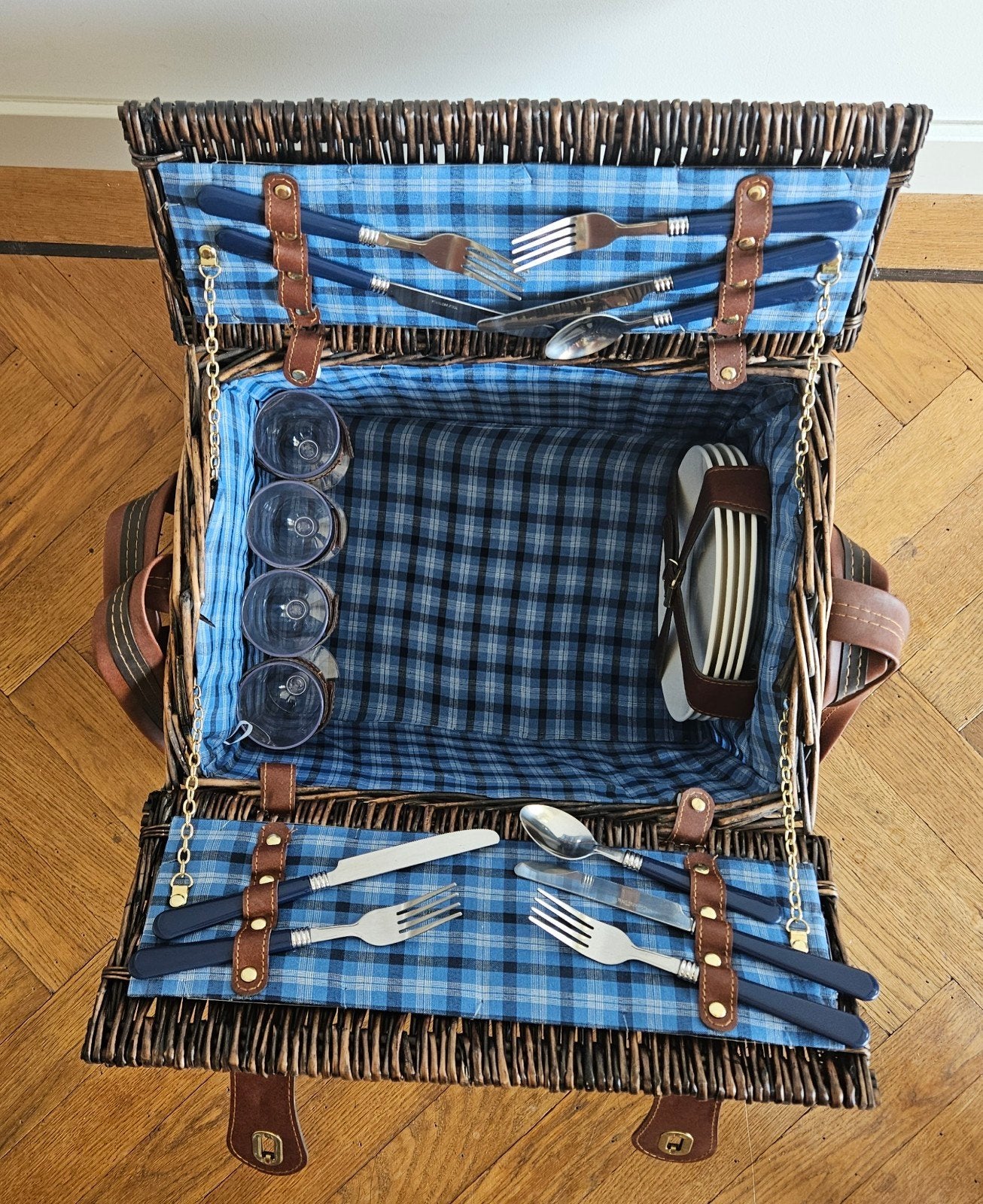 Picknickmand met 4 borden, glazen en bestek, Ophalen of Verzenden