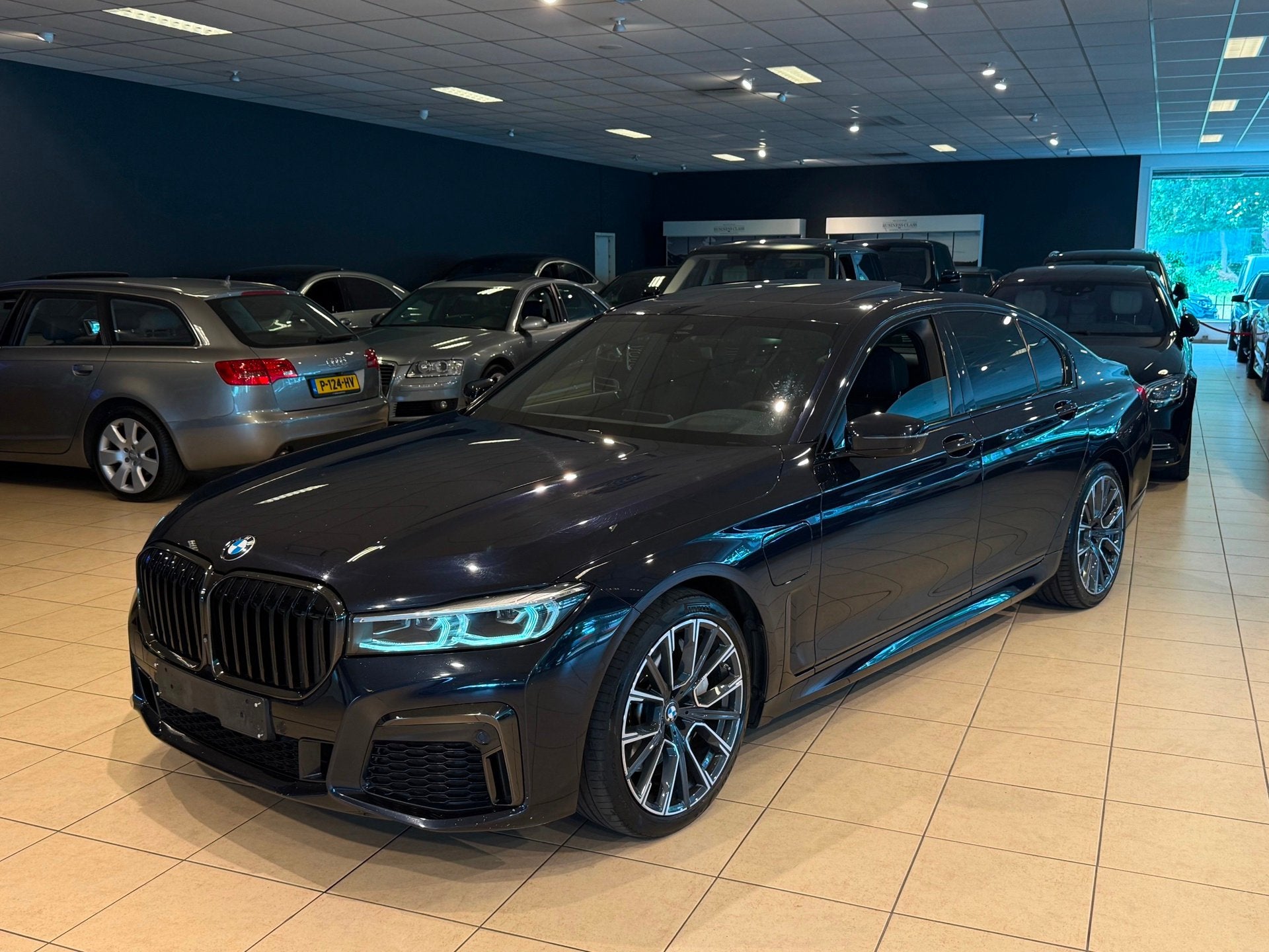 BMW 7-serie 745e M-Sport/Inclusief BTW/HUD/Schuifdak/360, Auto's, Automaat, Achterwielaandrijving, Gebruikt, Zwart