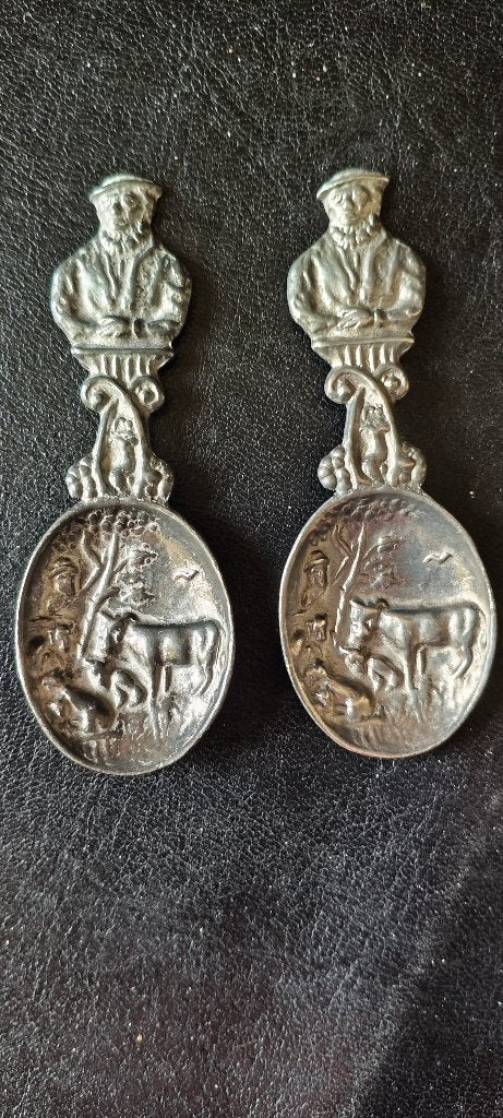 Twee tinnen lepeltjes met figuur uit tin stad Tiel, Ophalen of Verzenden