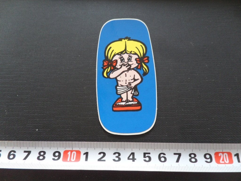 sticker strip kind meisje bloot weegschaal, Ophalen, Zo goed als nieuw