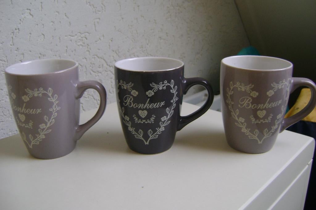 3 grijze koffiebekers licht en donker grijs met tekst, Overige materialen, Ophalen of Verzenden, Zo goed als nieuw, Overige stijlen