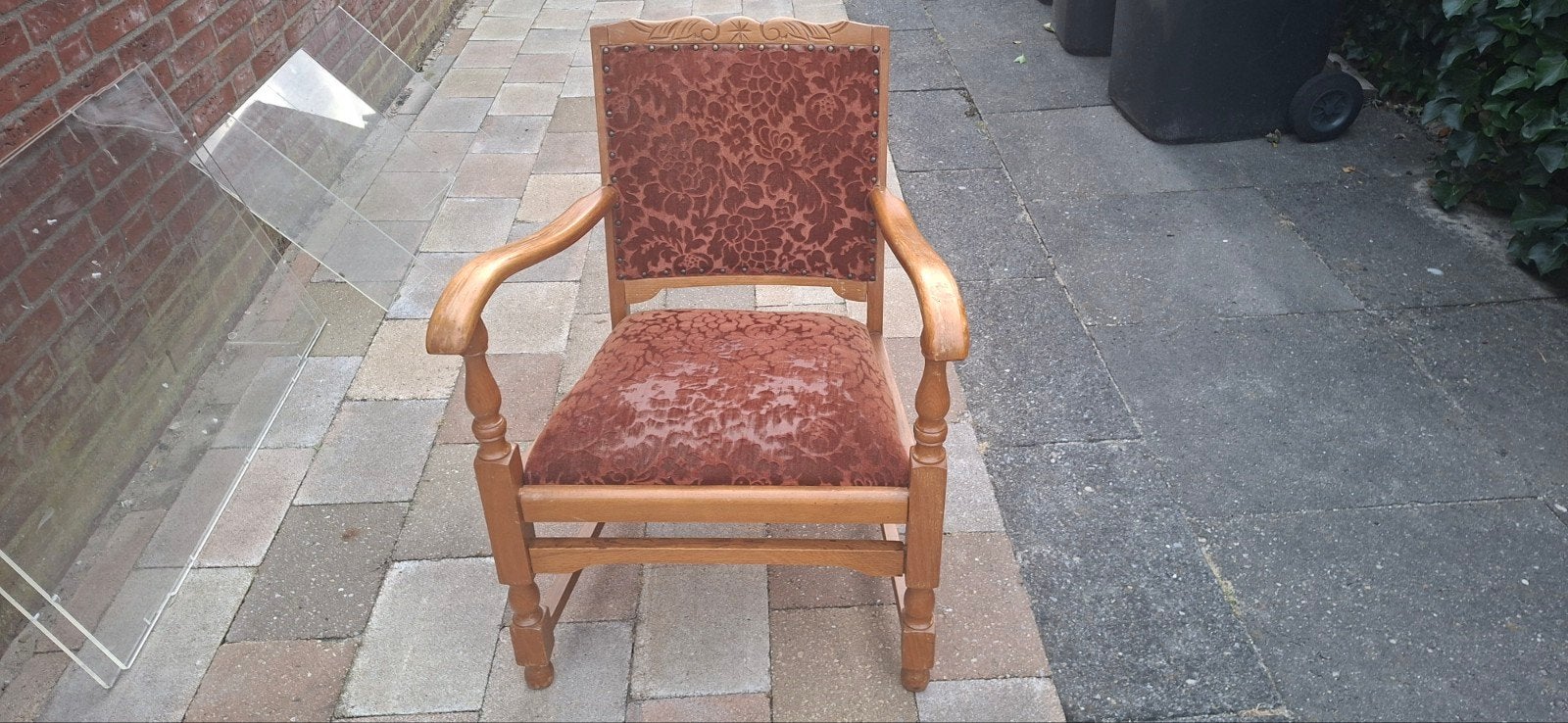 Antieke houten stoel met gebloemde bekleding, Ophalen