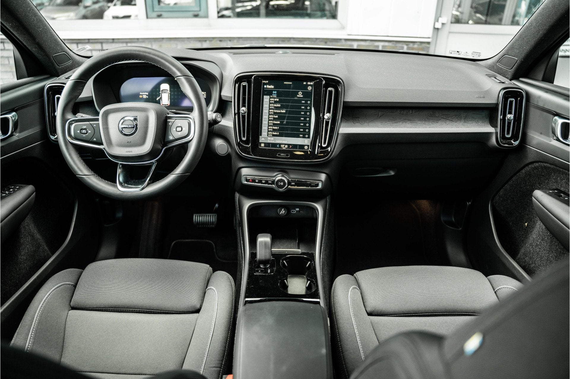 Volvo XC40 Recharge Core 70 kWh | Apple Carplay/Android Auto, Stof, Gebruikt, Zwart, 435 min