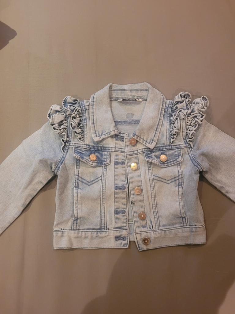 Le Chic spijkerjasje met ruches en parels maat 116, Kinderen en Baby's, Kinderkleding | Maat 116, Meisje, Le Chic, Ophalen of Verzenden