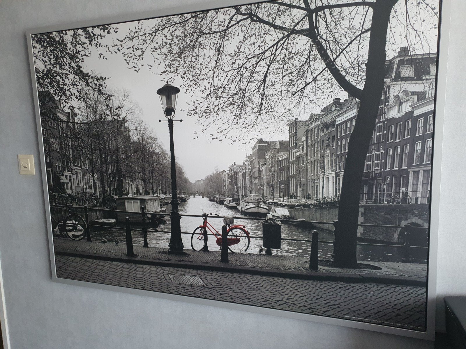 Amsterdam Gracht Zwart-Wit Canvas met Rode Fiets, Huis en Inrichting, Ophalen of Verzenden, 100 tot 125 cm, 75 – 100, Print