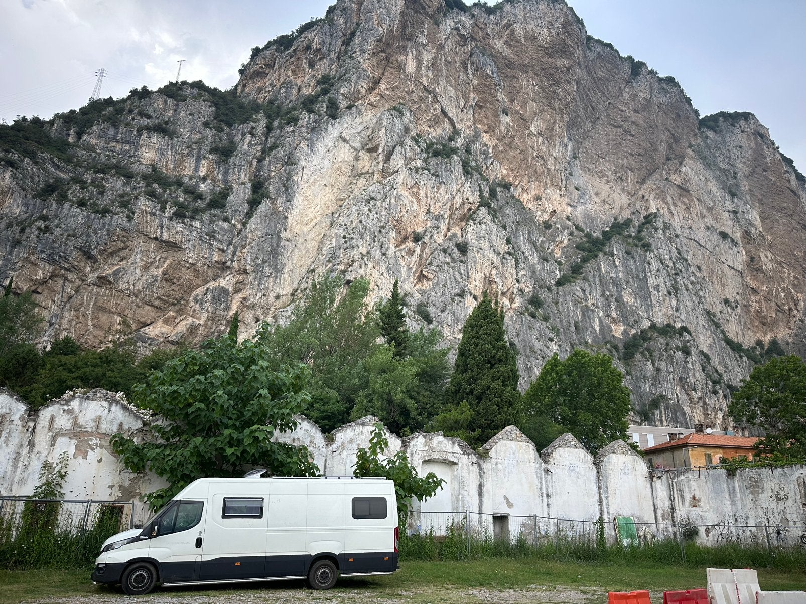 Off grid Iveco daily 3.0 hi-matic buscamper  H2L4, Automaat, Buscamper of Camperbus, Afzuigkap, Achteruitrijcamera