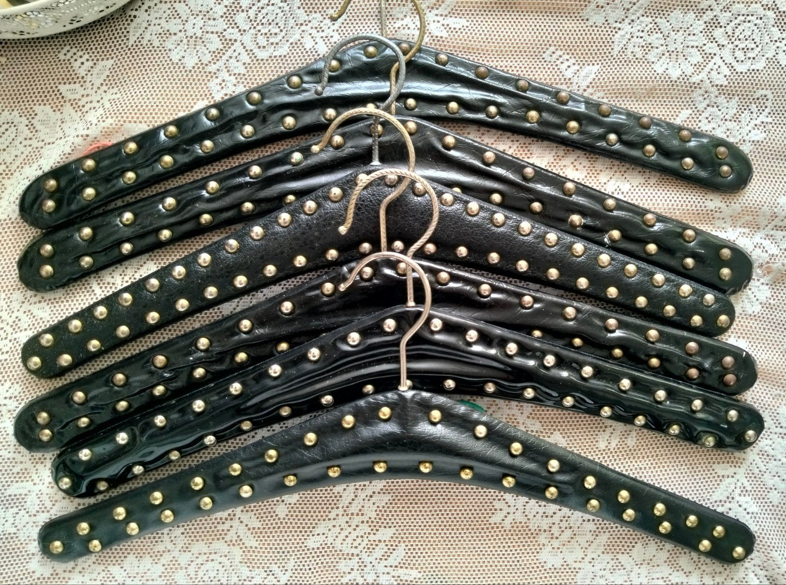 set van zes zwarte vintage kledinghangers, Ophalen, Volwassenen