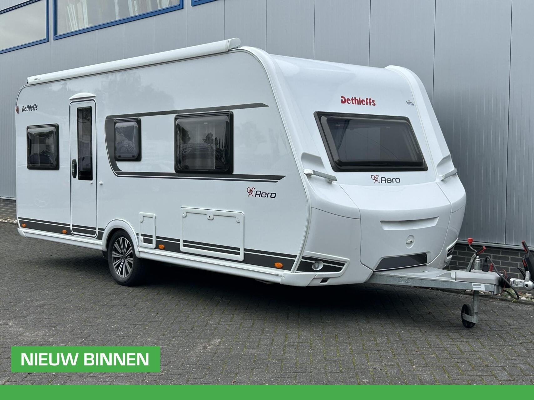Dethleffs Aero 520 ER 90 Years LENGTE BEDDEN I INCLUSIEF VOO, Caravans en Kamperen, 7 tot 8 meter, Bedrijf, Dethleffs, 1250 - 1500 kg