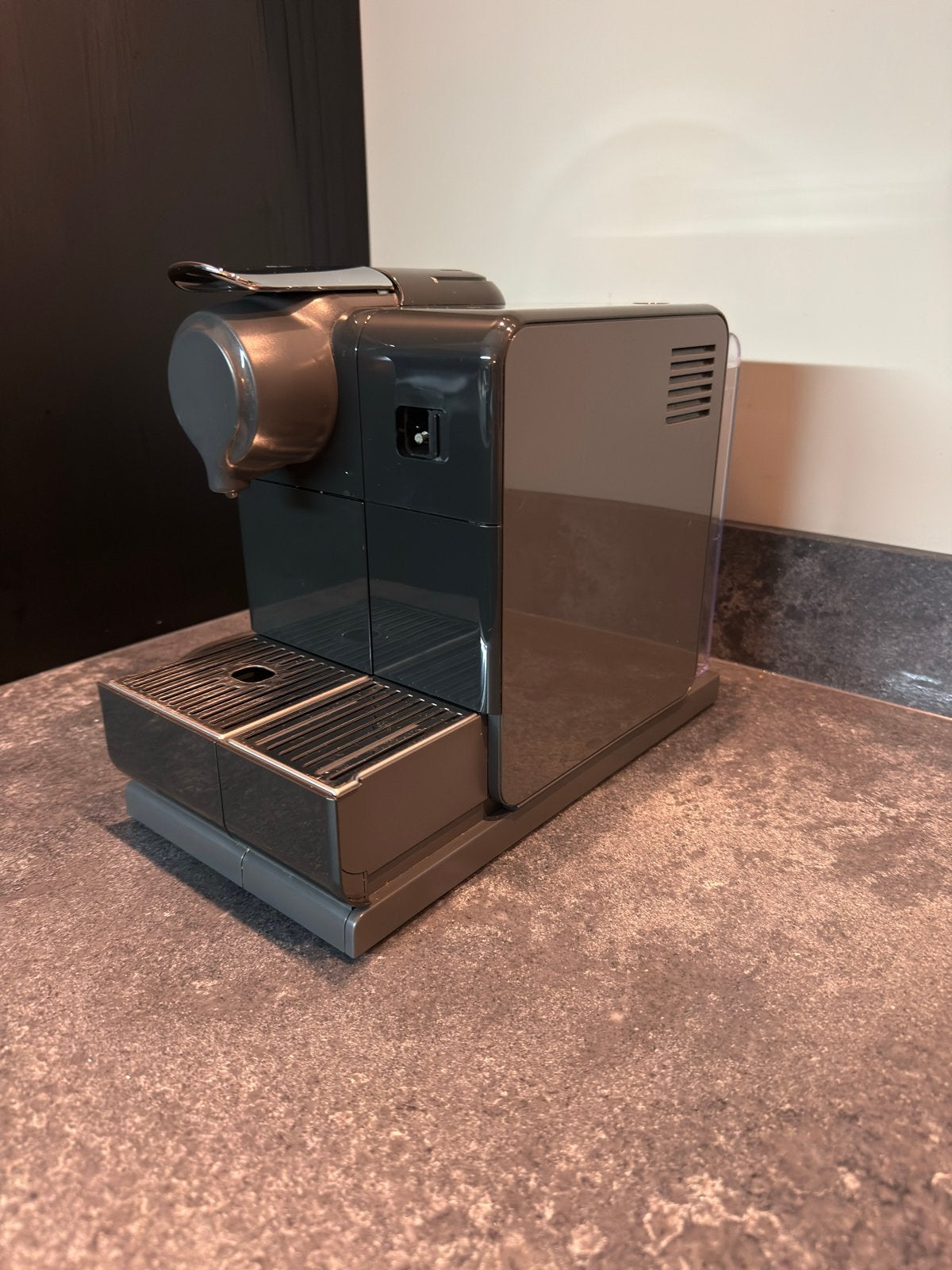 Foto 3 van DeLonghi Nespresso Lattissima One EN500.B
