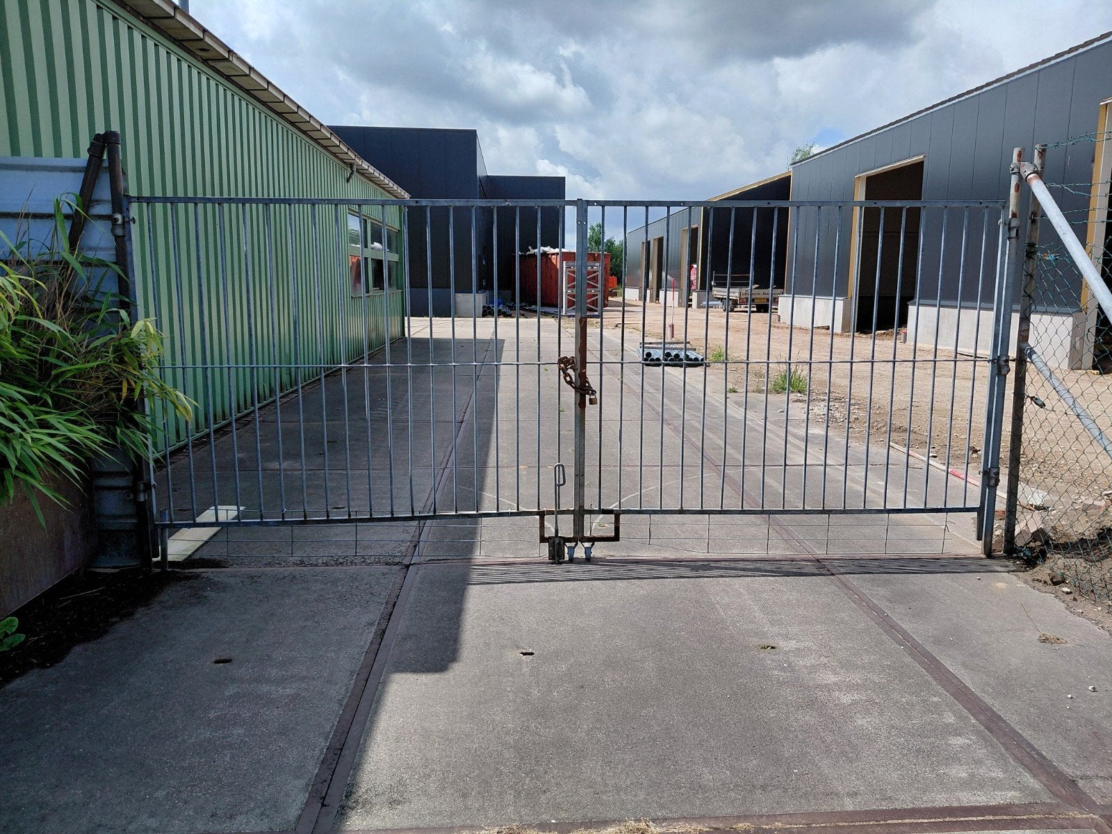 Stevige poort 4 meter breed - Ideaal voor bedrijventerrein, Met poort, Gebruikt, Overige typen, Ophalen of Verzenden