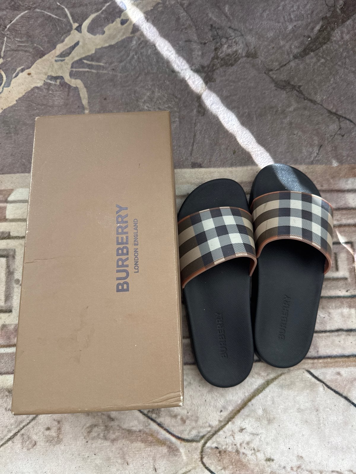 Burberry Slippers - Nieuw in doos, Ophalen of Verzenden, Nieuw, Zwart, Slippers