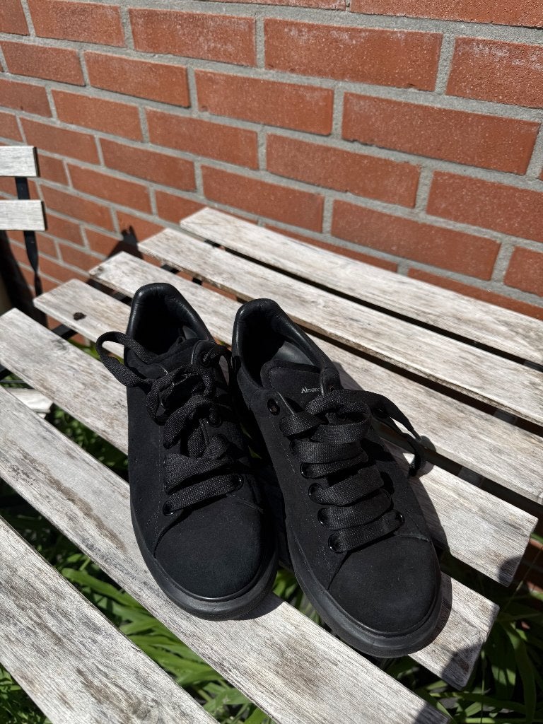 McQueens zwart, Kleding | Dames, Ophalen of Verzenden, Zo goed als nieuw, Zwart, Sneakers of Gympen