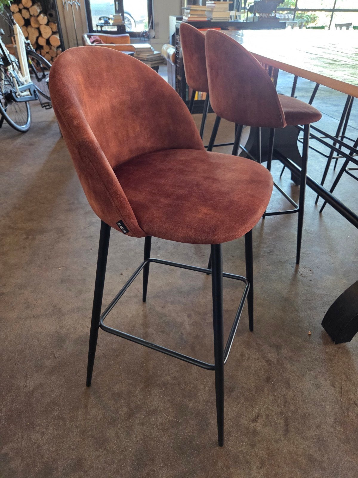 Barkruk Britney - 6stuks - Velvet met Zwart Metalen Frame, Huis en Inrichting, Ophalen, 5 krukken of meer, 60 tot 90 cm, Zo goed als nieuw