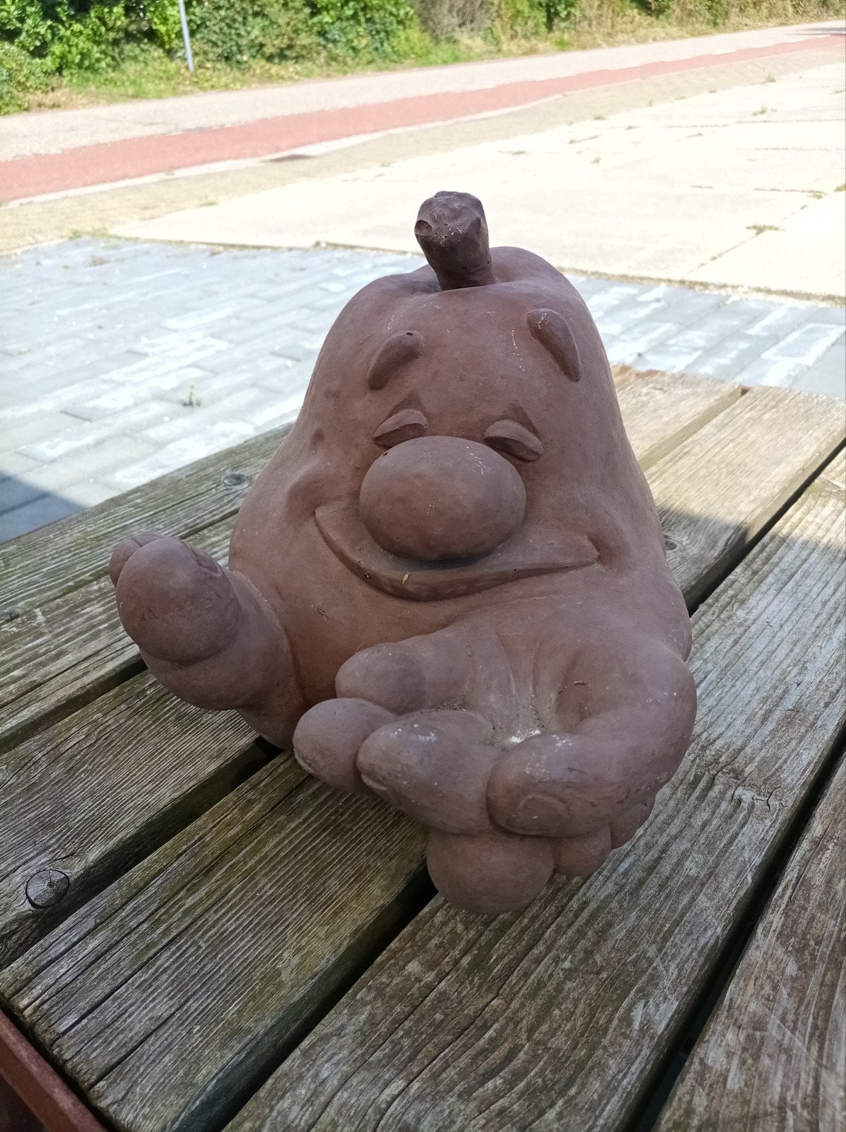 betonnen beeld van een peer, Ophalen