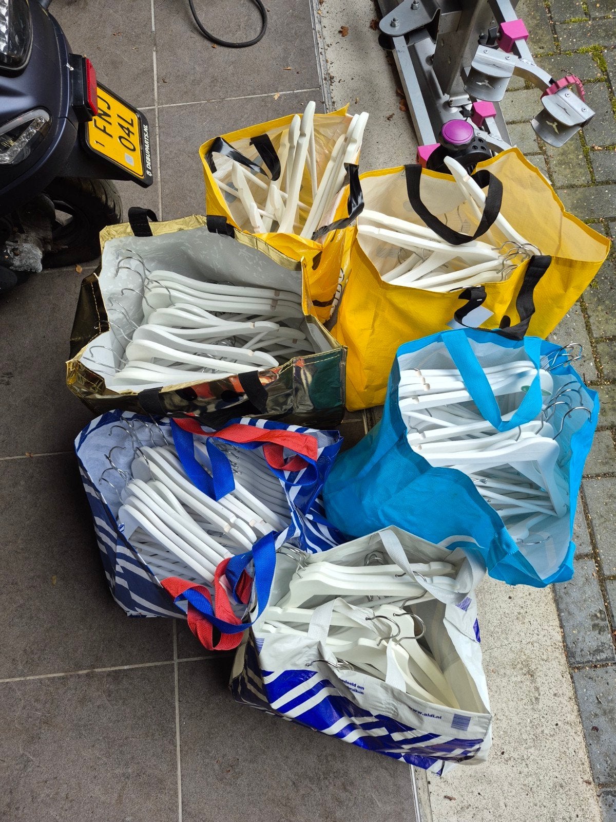 165 witte IKEA kledinghangers -, Ophalen