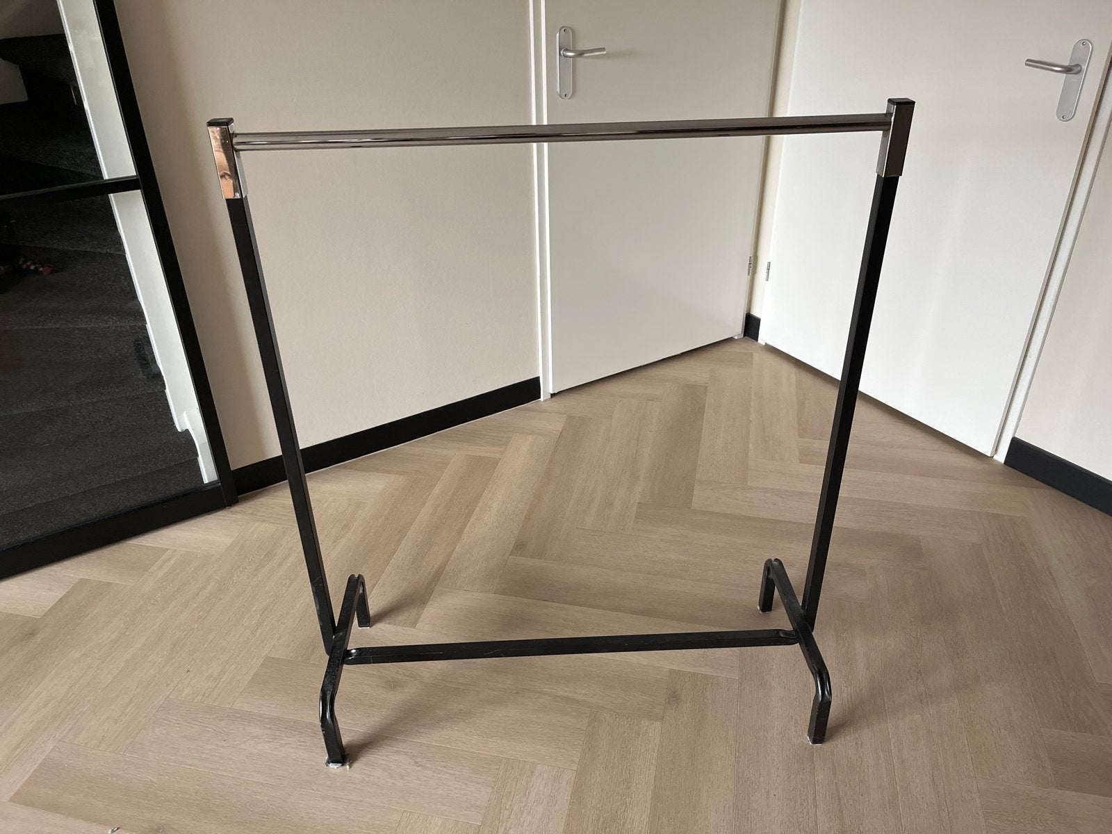 Kledingrek Zwart metaal met Chromen Stang (professioneel), Ophalen, Gebruikt