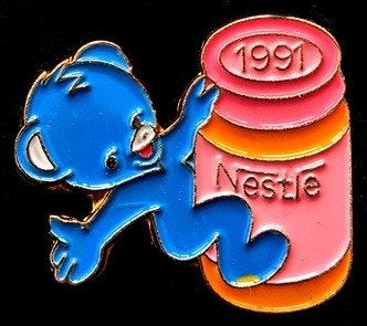 Nestle 1991 pin- gelakt, Verzamelen, Speldjes, Pins en Buttons, Verzenden, Nieuw, Merk, Speldje of Pin