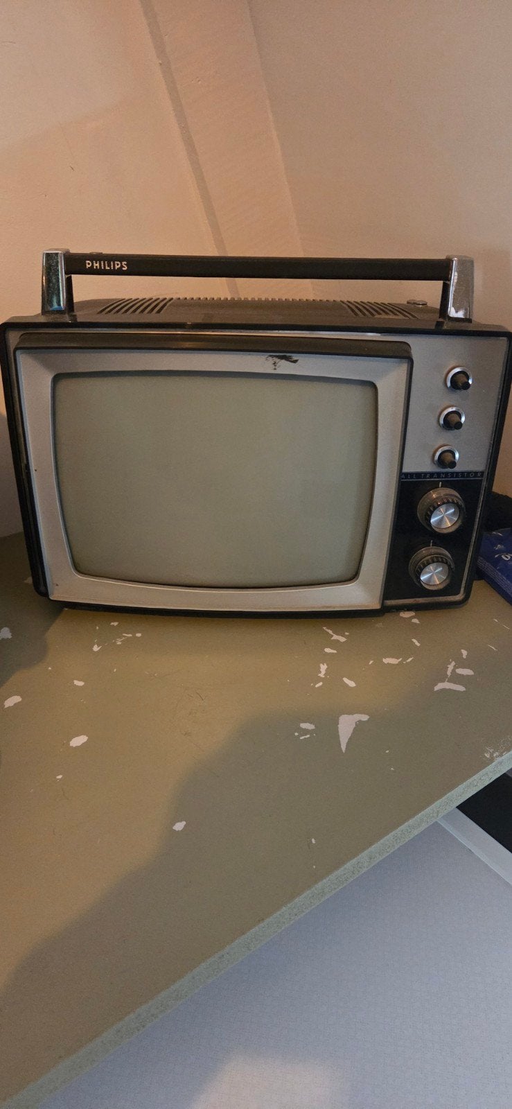 Vintage Philips draagbare zwart-wit televisie uit 1966, Ophalen