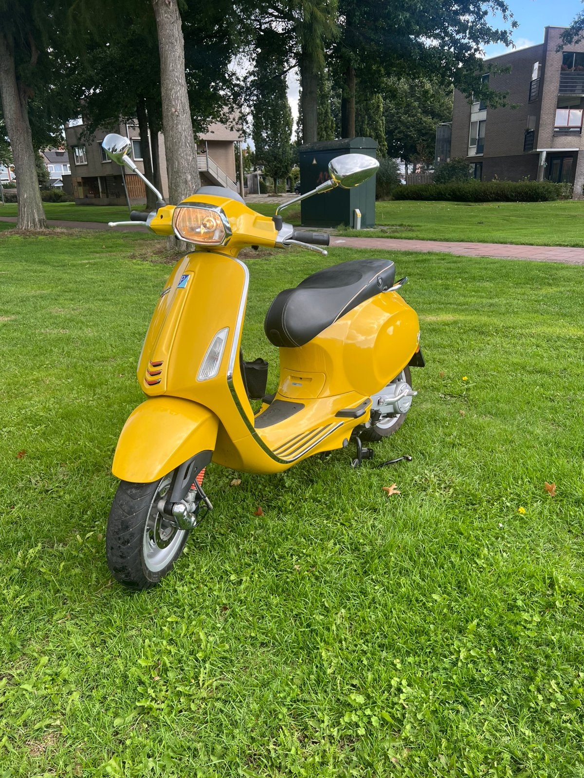 Vespa sprint, Fietsen en Brommers, Ophalen, Zo goed als nieuw, Benzine