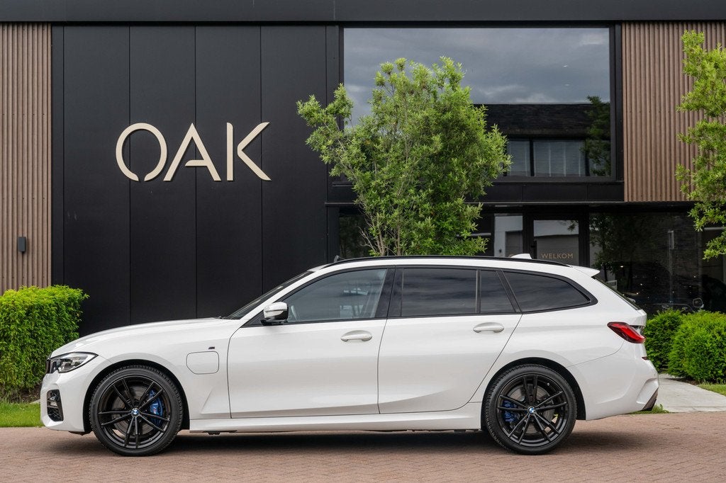 BMW 3 Serie Touring 330e | M-Sport | Live Cockpit | Panorama, Achterwielaandrijving, Gebruikt, 4 cilinders, Automatische klimaatregeling