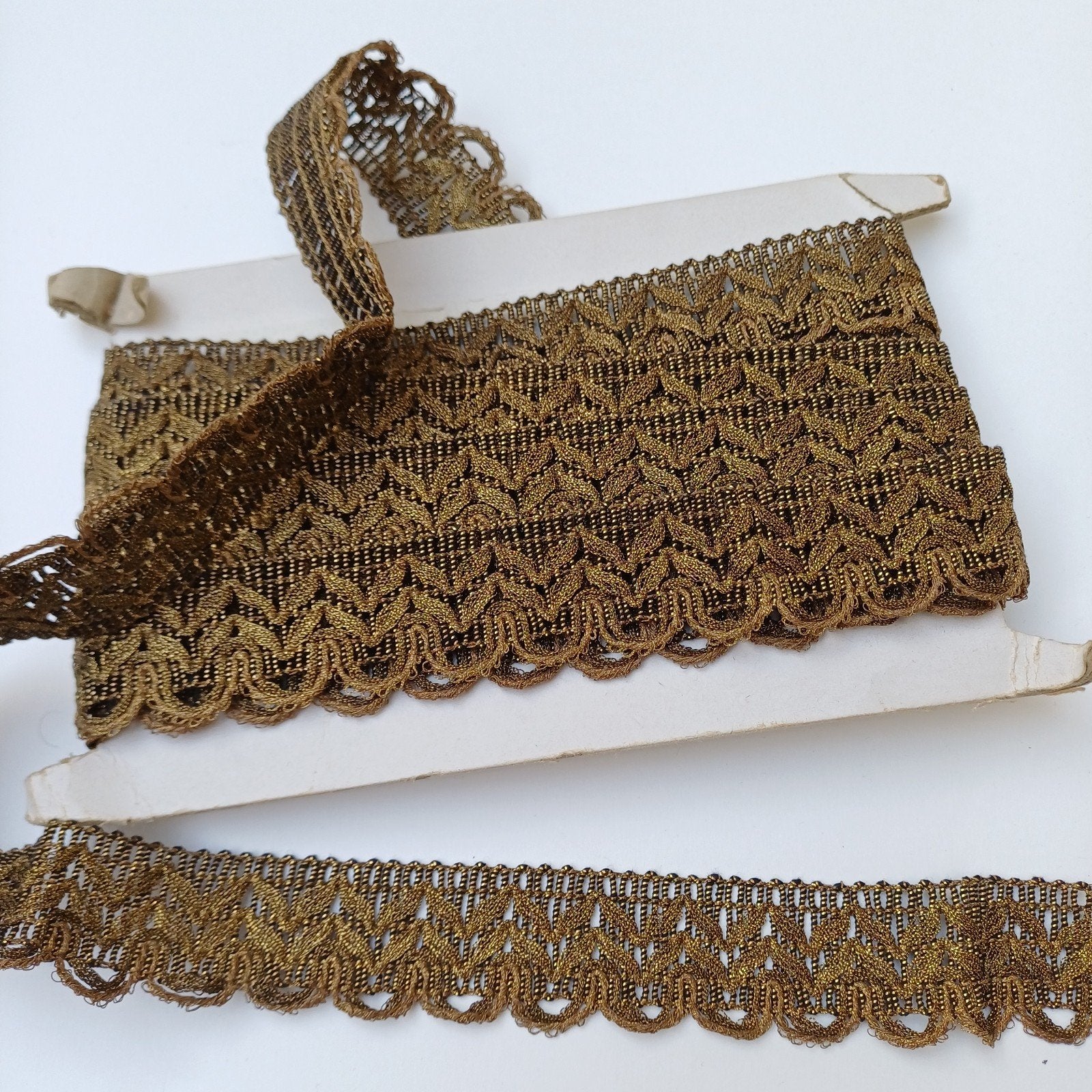 Goudband, metaaldraden, vintage, lang 3.70 cm br 3,5 cm, Hobby en Vrije tijd, Naaien en Fournituren, Ophalen of Verzenden