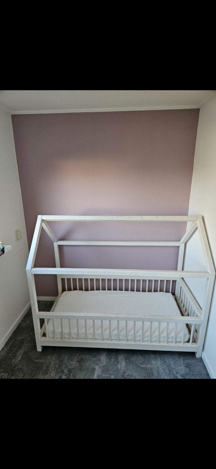 Kleuterbed (huisje) met matras, kussen, dekbed en beddengoed, Kinderen en Baby's, Gebruikt, 70 tot 85 cm, Matras, 140 tot 160 cm