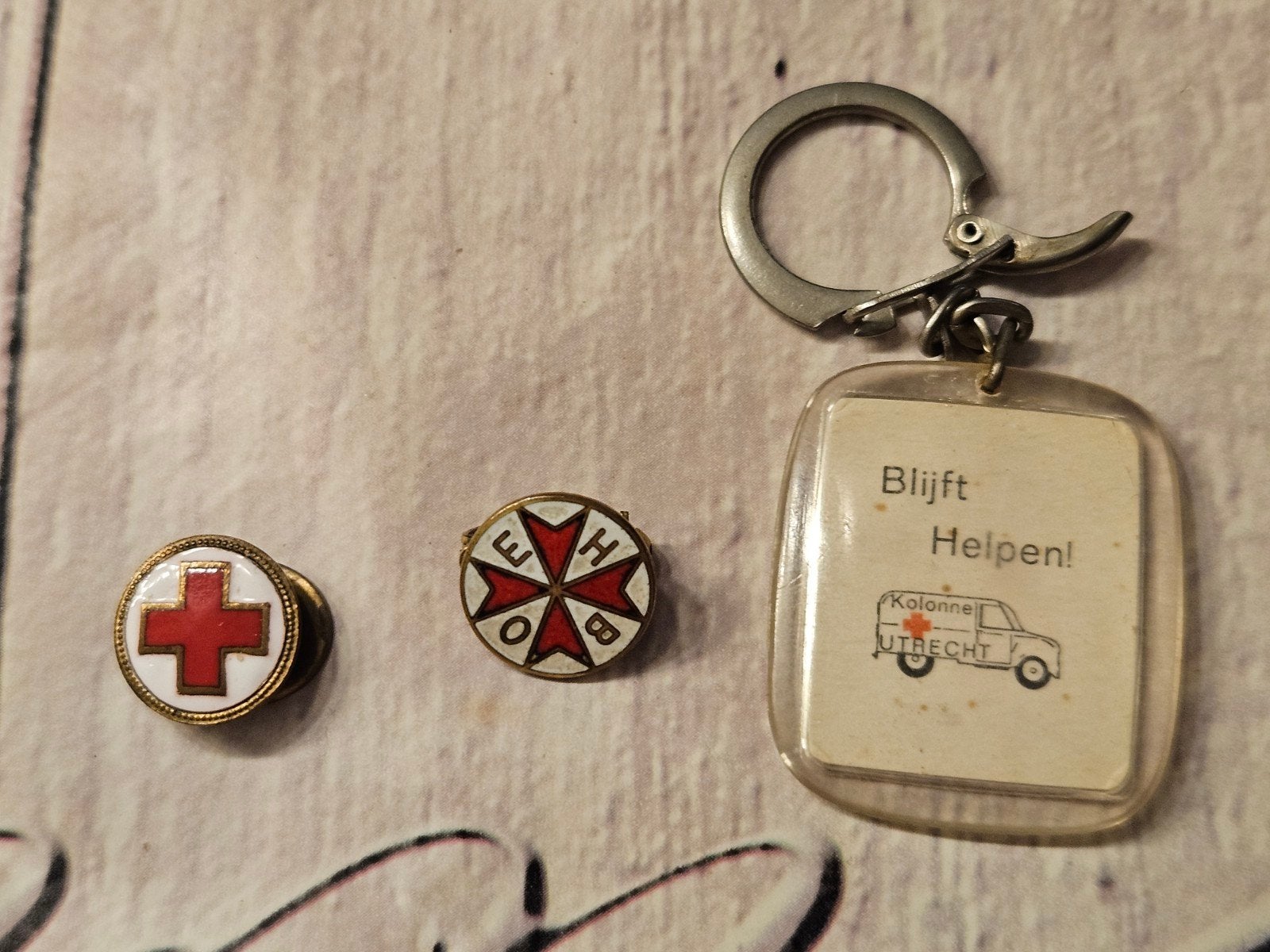 Vintage Rode Kruis en EHBO Speldjes en Sleutelhanger, Ophalen of Verzenden, Gebruikt