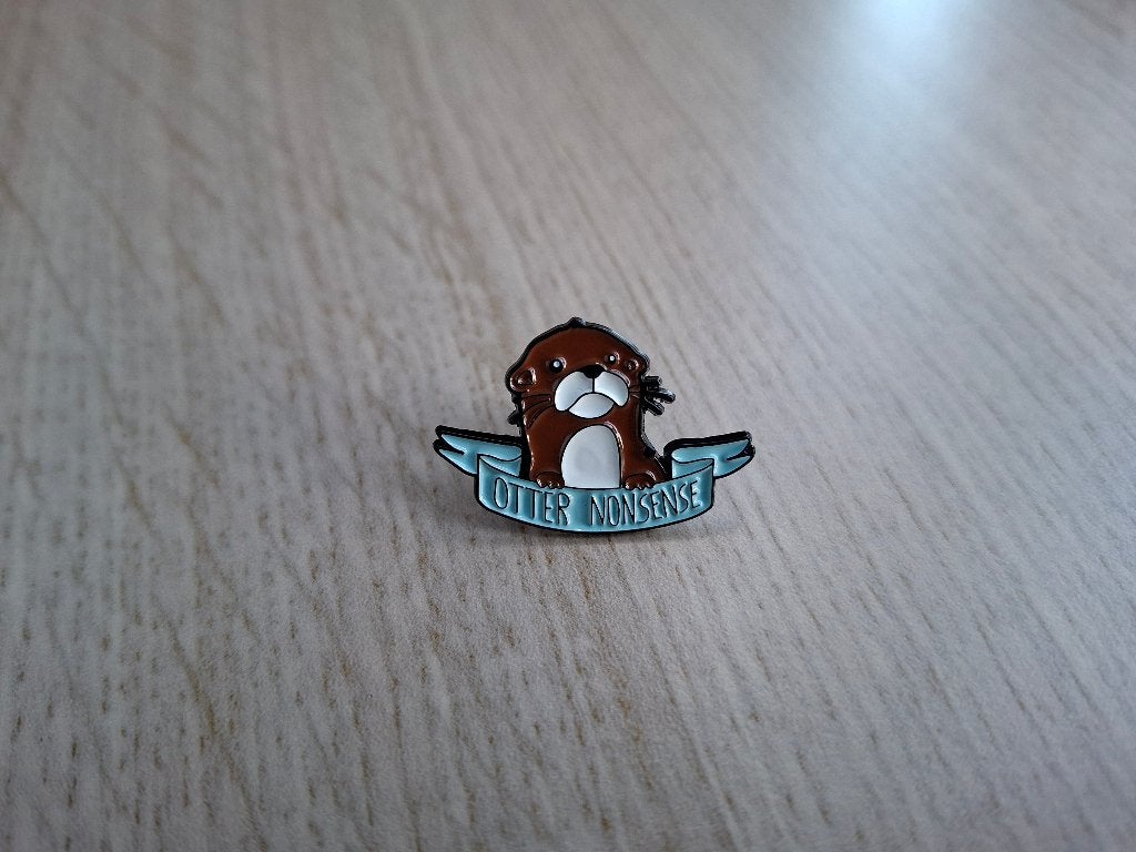 1 pin van een otter met de tekst - Otter Nonsense - te koop, Ophalen of Verzenden, Nieuw, Dier of Natuur, Speldje of Pin