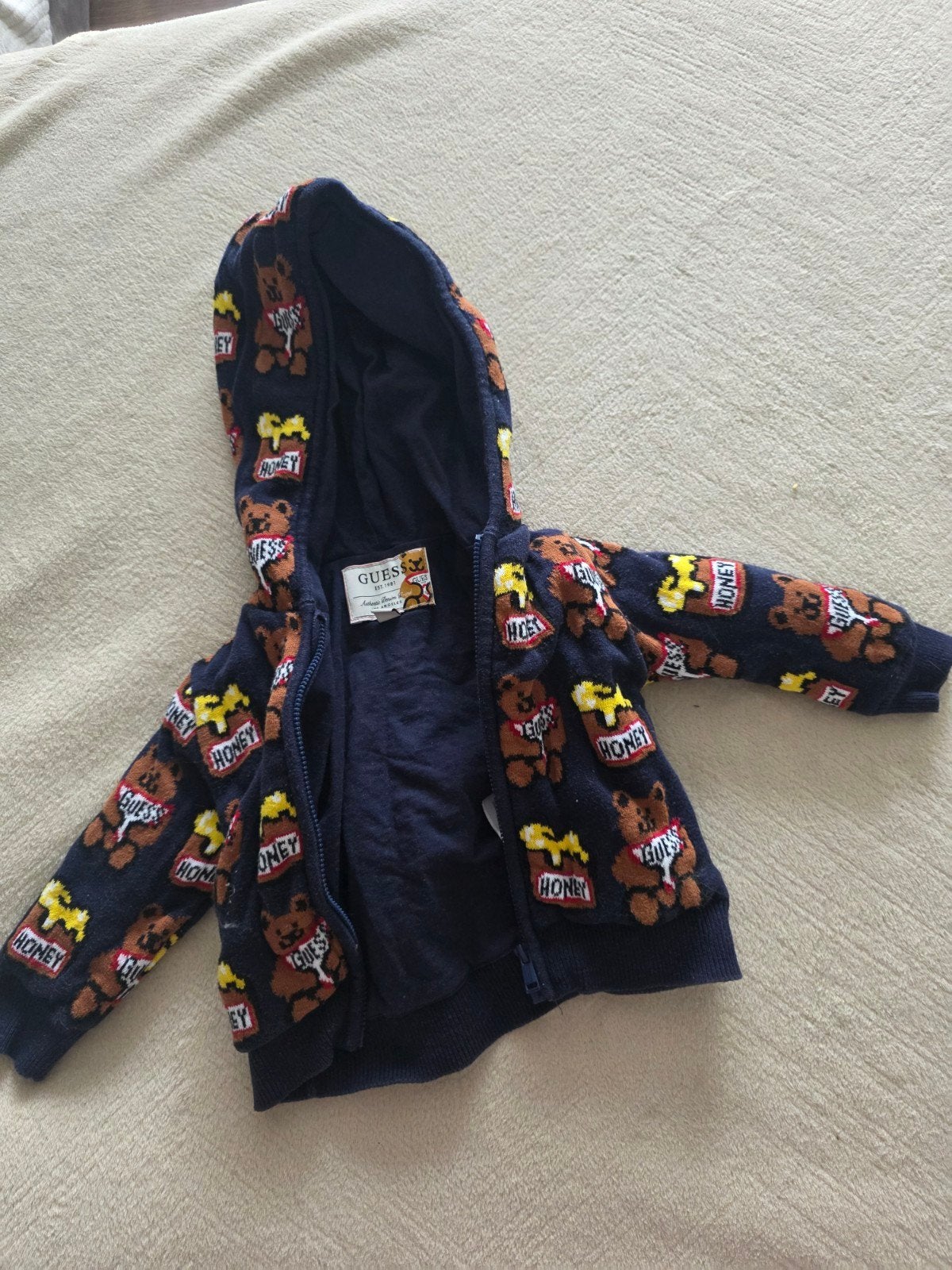 Guess baby vestje met capuchon - 12 maanden, Ophalen of Verzenden, Zo goed als nieuw, Guess, Jongetje of Meisje