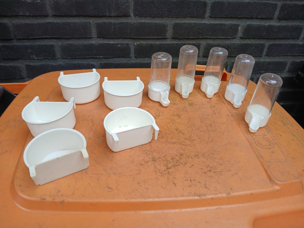 Tk voerbakje s en water flesje s, Dieren en Toebehoren, Vogels | Hokken en Kooien, Ophalen of Verzenden, Hout, Vogelkooi