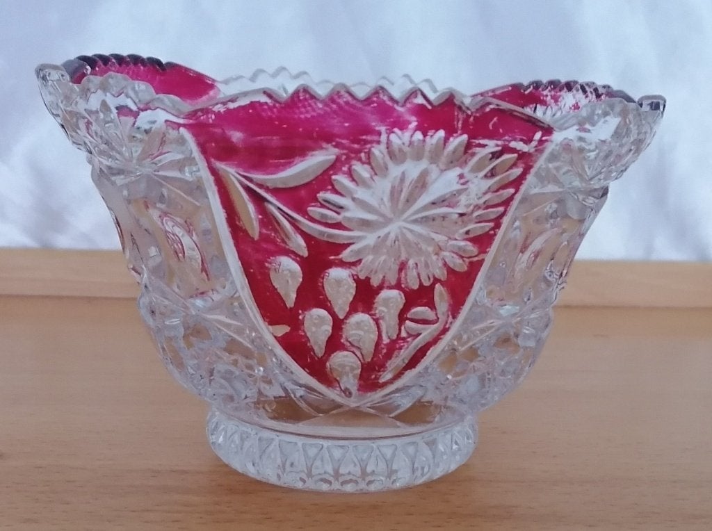 Antiek schaaltje kristal helder en rood glas bewerkt € 17,50, Ophalen of Verzenden