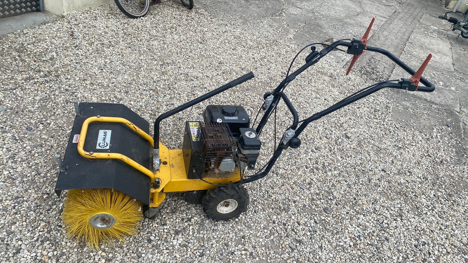 Lumag Benzine veegmachine Krachtig en Betrouwbaar, Tuin en Terras, Ophalen of Verzenden, Gebruikt