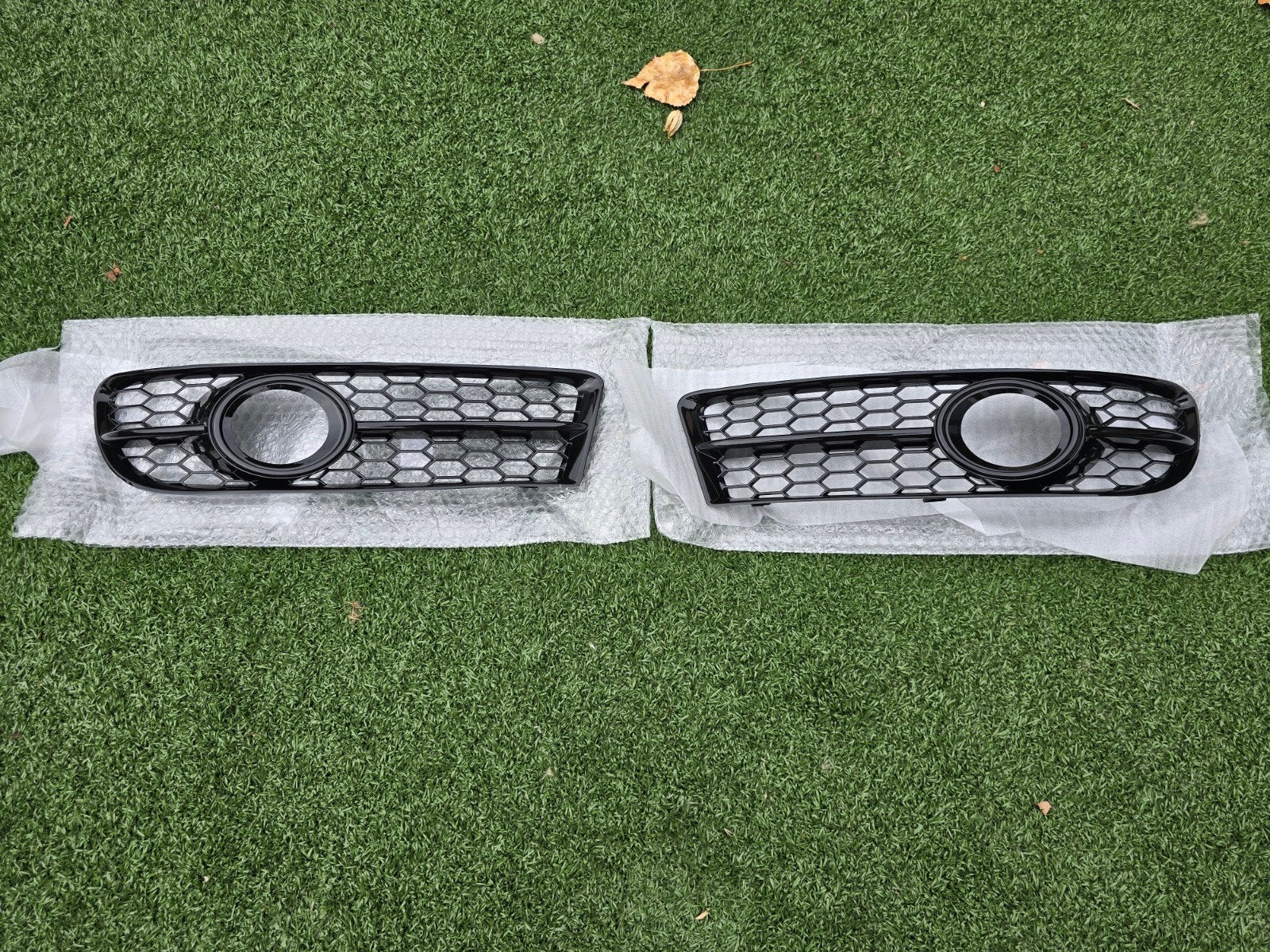 Audi A4 B7 S-Line Mistlamp Grill Zwart Set, Auto-onderdelen, Voor, Nieuw, Bumper, Audi