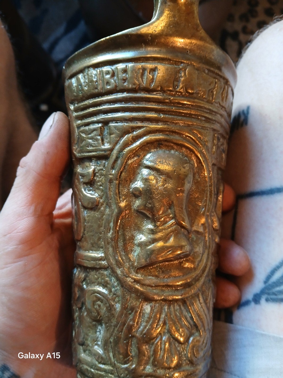 Antieke bronzen beker met reliëf en handvat, Ophalen