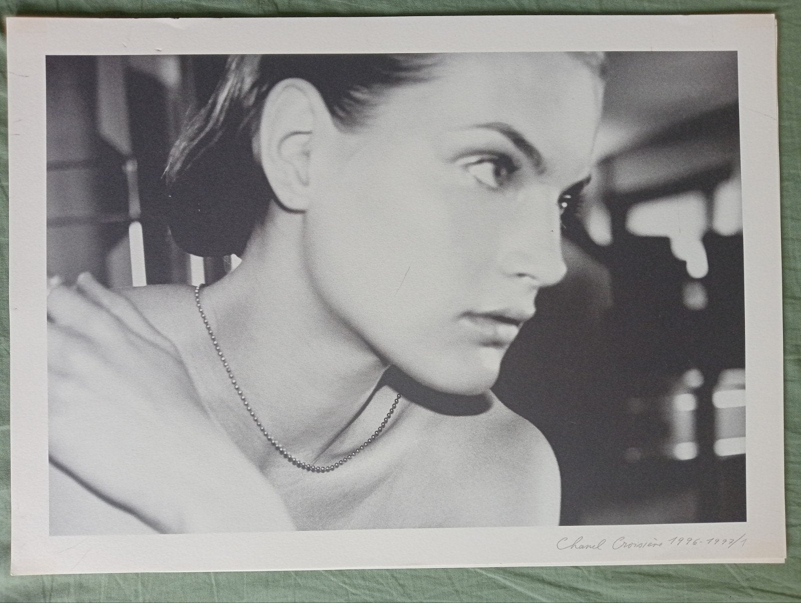 Karl Lagerfeld - Fotolitho Guinevere van Seenus Chanel 1996., Ophalen of Verzenden, 1980 tot heden, Overige onderwerpen