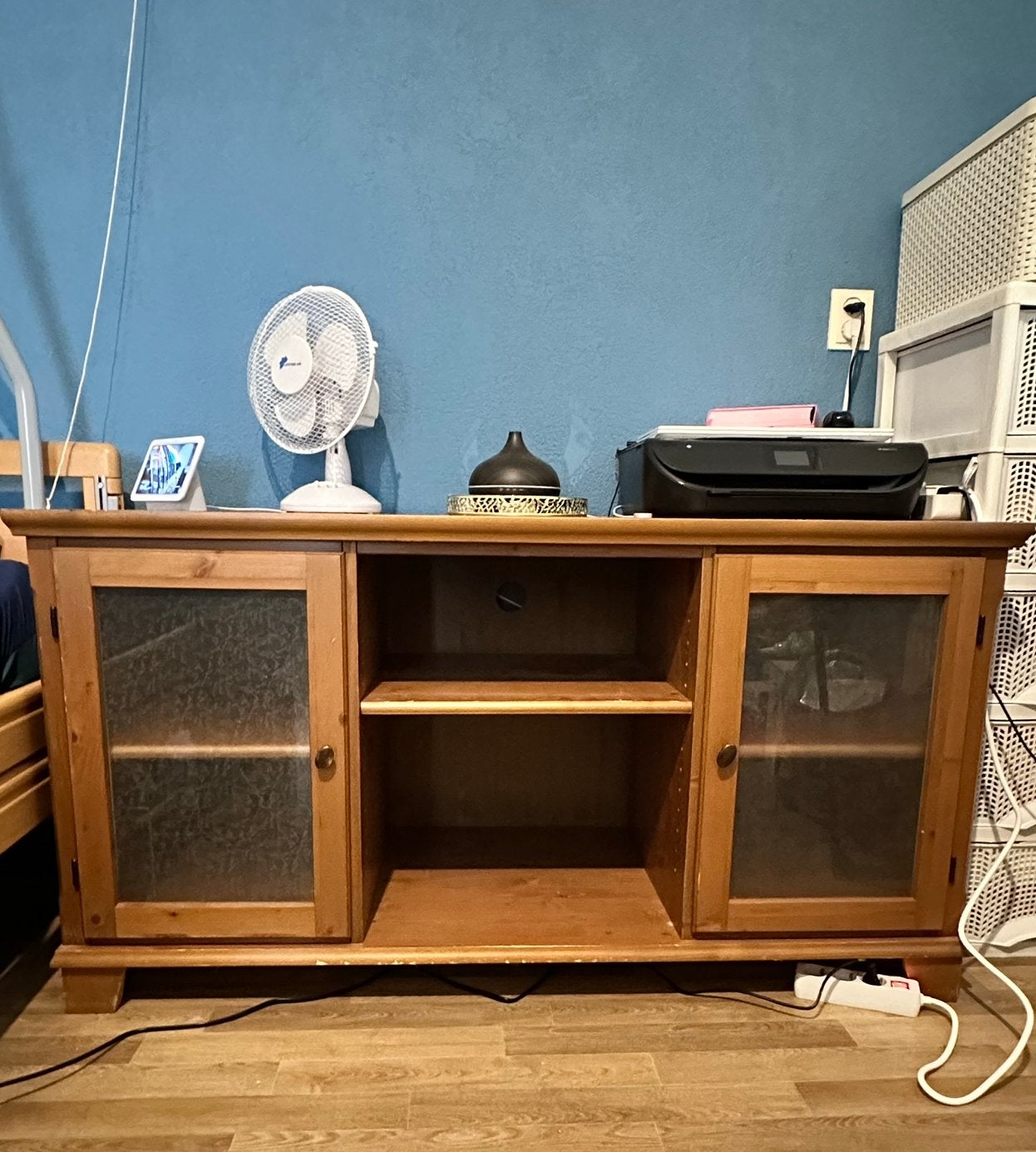 GRATIS: Houten TV-meubel / Dressoir (Moet snel weg!), Ophalen, 100 tot 150 cm, Vintage, 25 tot 50 cm