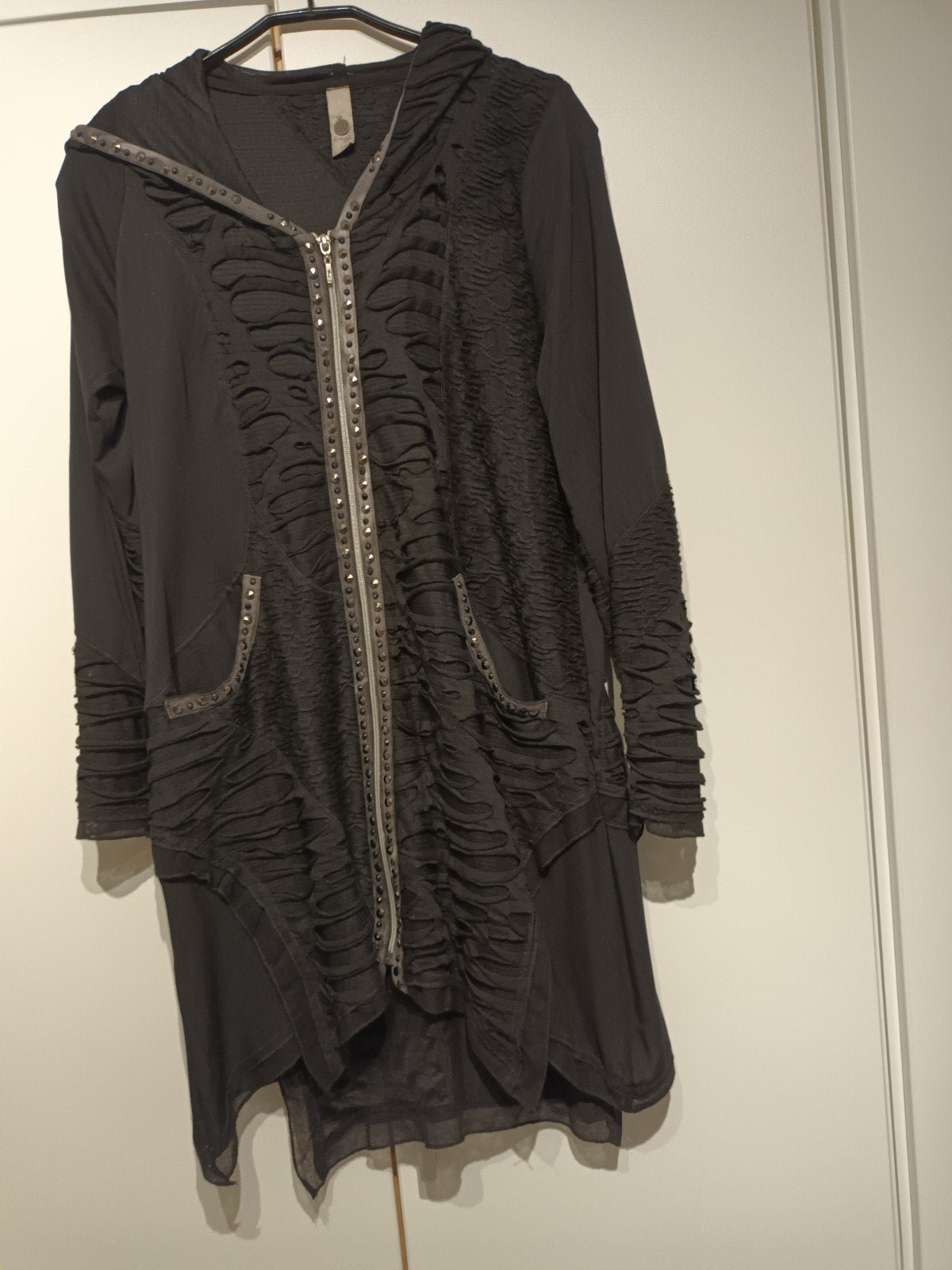 zwarte jurk maat 38 Tredy  met rits en capuchon,, Kleding | Dames, Maat 38/40 (M), Zwart, Tredy, Ophalen of Verzenden