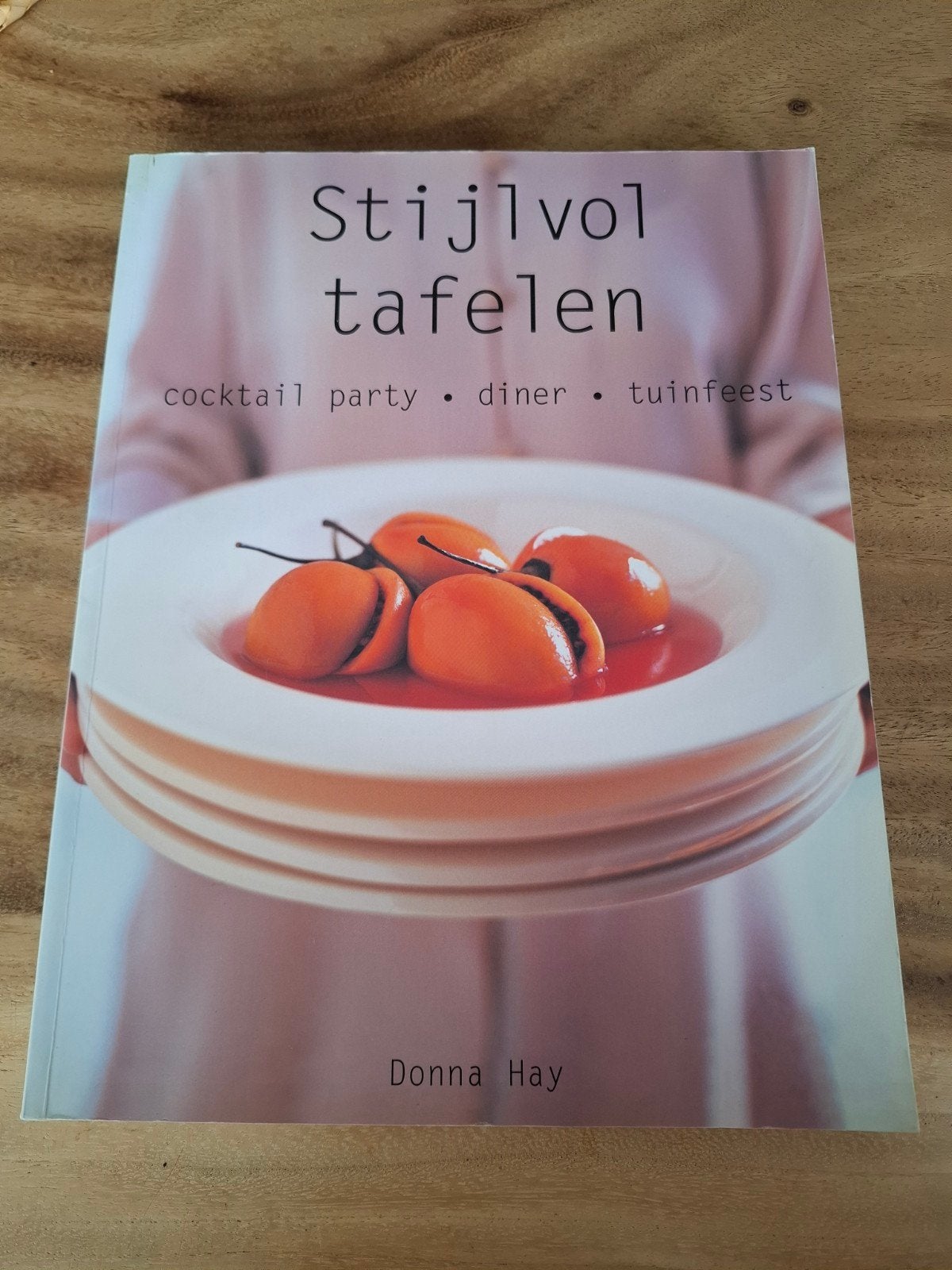 Stijlvol Tafelen - Donna Hay kookboek, Ophalen of Verzenden, Zo goed als nieuw, Overige gebieden, Voorgerechten en Soepen