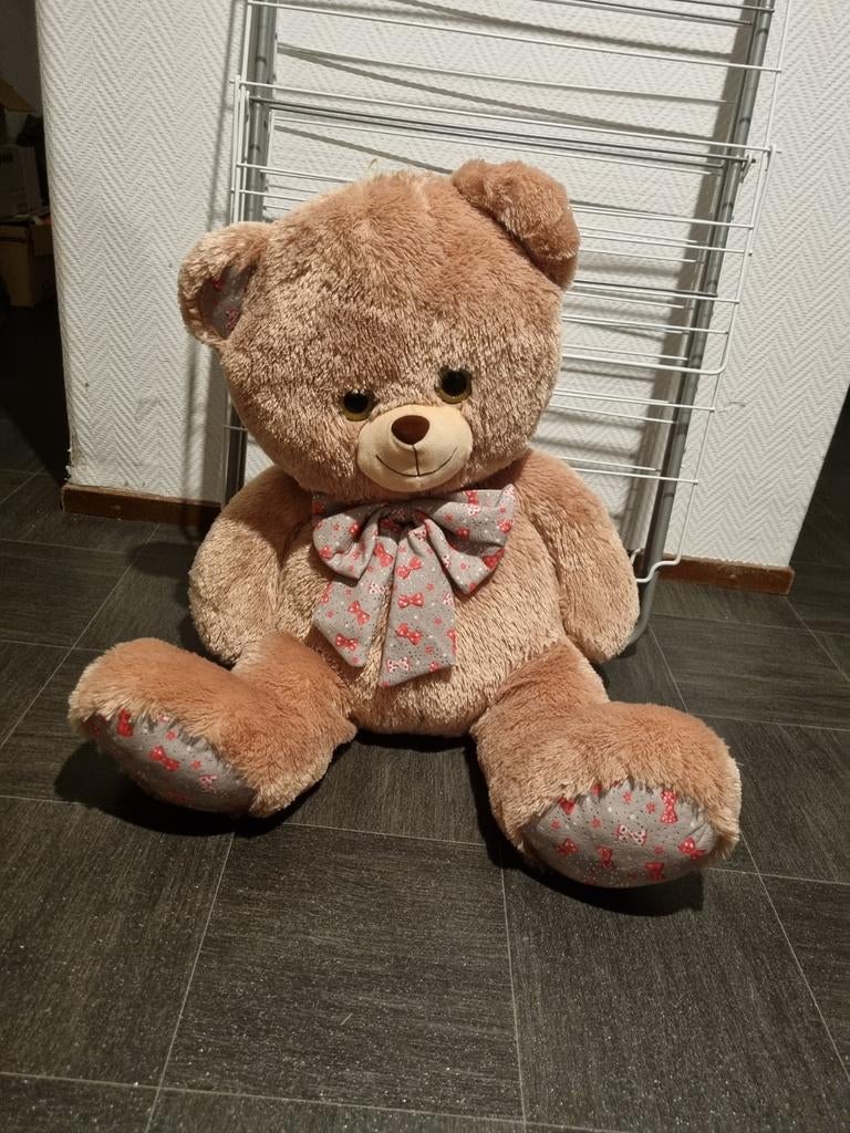 Grote knuffelbeer met strik strik - Perfect voor knuffels!, Ophalen of Verzenden, Zo goed als nieuw, Beer